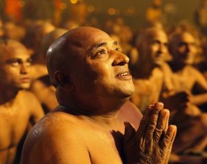 一名印度教徒在進行超脫儀式，企望服侍神靈那伽。