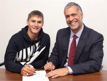 吉列爾莫·瓦雷拉與曼聯簽約