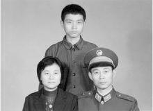 王慶平與父母合影