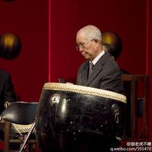 王玉璞老先生在司鼓