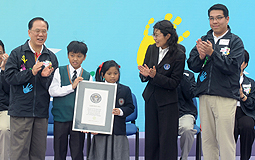 禁毒之手：行政長官曾蔭權（左）見證3,300名學生製作大型禁毒手指圖畫，打破金氏世界紀錄。