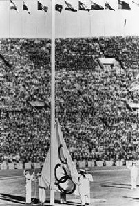 1964年東京奧運會開幕式上奧林匹克旗幟升起