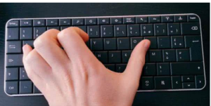 雙手打字以示清白