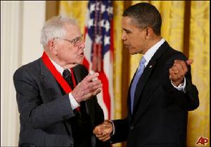 2010.2 歐巴馬為麥克尼爾頒獎