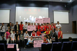 2013年為四川雅安災區捐款（天災無情，藝術有愛）活動合影留念