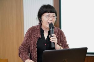 謝凱教授正在學術會議上演講