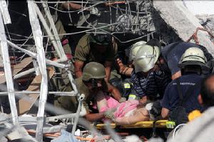 2月27日，在智利康塞普西翁救援人員在廢墟中搜救倖存者。