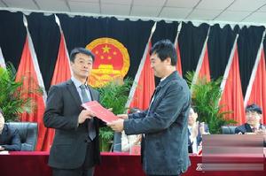 劉庭傑向大冶鎮鎮長遞交承諾書