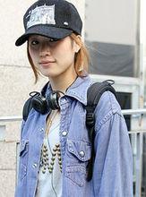 帶棒球帽的女孩