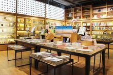 天山路“百新書局”（繽谷廣場店）