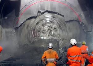 一台大型掘進機開鑿隧道
