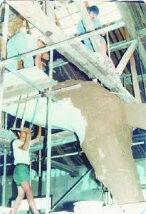 工作人員為雕塑做大樣