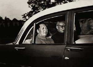 （圖）1958年5月21日毛主席、林伯渠乘坐東風轎車（紅旗轎車前身）