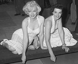 1953年，瑪麗蓮·夢露和珍·羅素在中國戲院