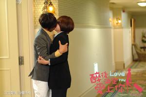 倆人首度戲劇合作：經典吻戲畫面