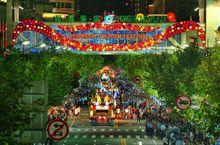 2004年花車亮相開幕大巡遊