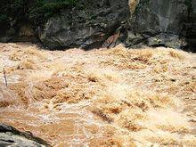 長江急流如烈馬奔涌