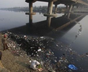 亞穆納河遭受嚴重垃圾污染