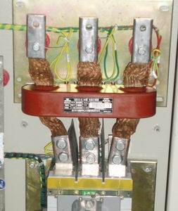 (圖)三位一體帶軟連線線的LQZJ2-0.66型電流互感器櫃內安裝照片