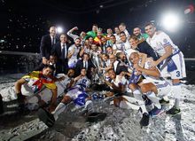 教練組和球員們享受著俱樂部第12座歐冠獎盃