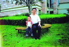 2005年7月，與兒子王煒懿在武漢銀河灣新家