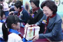 在“陽光計畫”啟動儀式上為孩子贈書