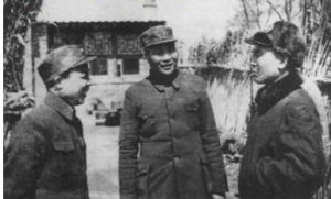 1949年10月17日，國民黨第六十軍軍長曾澤生率部起義。圖為東北野戰軍第一兵團司令肖勁光（中）、政委肖華（左）會見曾澤生（右）。