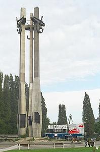 （圖）在格但斯克協議後，紀念1970年鎮壓中遇難造船廠勞工的紀念碑也完工了，在1980年12月16日揭幕。