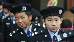 上虞市少先隊城管學校成立儀式上的小城管隊員。