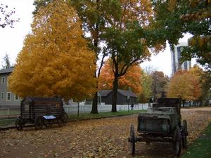 林肯故居旁邊街景，兩部木車為仿製品——150年前林肯當選總統後的遊行車