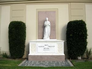 貝蒂·戴維斯公墓