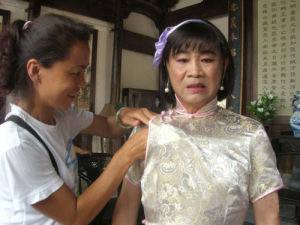 《哈兒傳奇》中張春男扮女裝