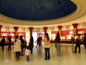 遊客參觀南陽漢畫館
