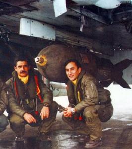 阿根廷的 A-4B 飛行員以及機腹中線掛架上的 Mk.17 1,000 磅炸彈