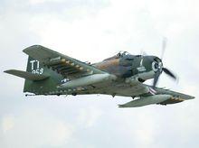 越戰的A-1攻擊機，翼下掛載火箭彈和副油箱