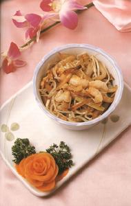 菜 名： 雞絲銀針粉 主 料： 銀針粉1斤（600克）、芽菜、雞肉絲、蝦仁各3兩（約120克），韭黃1兩（約40克），雞蛋、濕冬菇各3隻，青、紅椒各1隻。