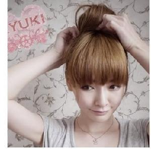 5.頭髮鏇轉成半個圓形，決定底部卡子的位置