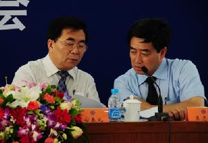 （圖）中國科學院常務副院長白春禮（左一），中國科學院秘書長李志剛。