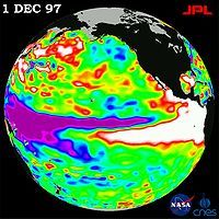 1997年由TOPEX/Poseidon（英語：TOPEX/Poseidon）衛星觀測到的厄爾尼諾事件。南美和北美赤道區域海岸外的白色區域暗示暖水匯集。